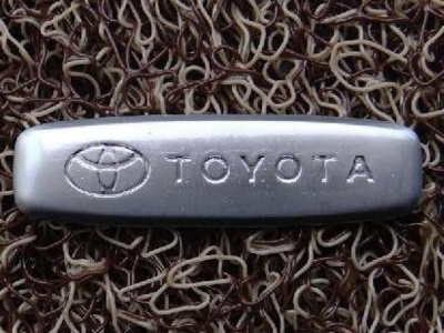 Эмблема Toyota для ковриков салона - 1 шт., 18х64 мм